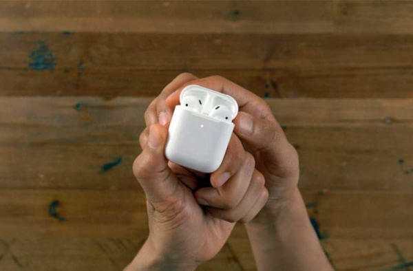 Обзор Apple AirPods 2: популярных наушников нового поколения