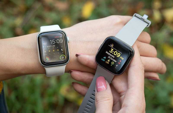 Сравнение Apple Watch Series 5 vs Fitbit Versa 2: какие умные часы лучше?