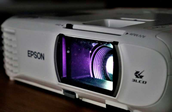 Обзор Epson EH-TW750: яркого домашнего проектора Full HD